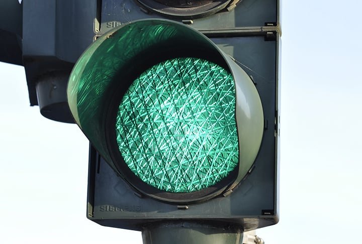Para eles, não se deve alterar em nada as outras cores. Portanto, o verde continuaria significando “siga
