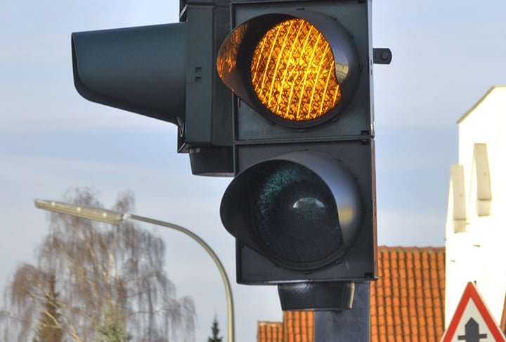 O amarelo se manteria como “atenção”, cabendo ao motorista reduzir a velocidade se preparando para parar logo em seguida, com a mudança para vermelho. E não acelerando feito louco quando vê o amarelo, como ocorre muitas vezes. 