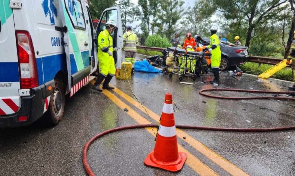 Segundo o Corpo de Bombeiros, a batida aconteceu na altura KM 638 da BR-040, por volta de 15h30 -  (crédito: Divulgação)