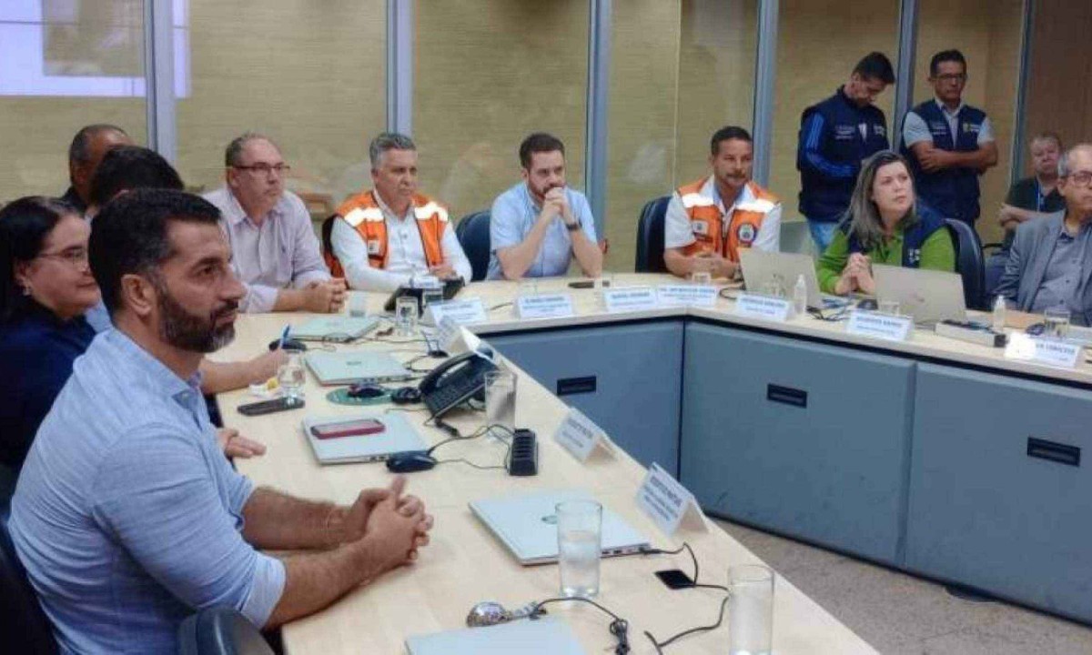 Prefeito em exerc&iacute;cio encontrou secret&aacute;rios para discutir e acompanhar efeitos das fortes chuvas na cidade -  (crédito: Ad&atilde;o de Souza / PBH / Divulga&ccedil;&atilde;o)