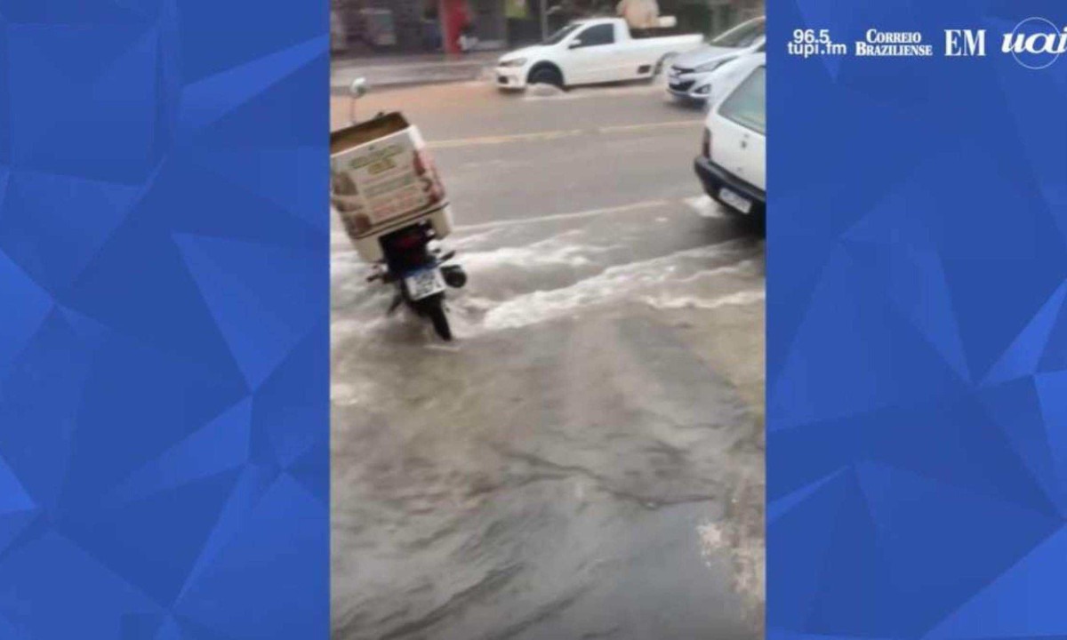 Chuva deixa ruas e avenidas alagadas no Barreiro, em BH -  (crédito: Redes Sociais/Reprodução)