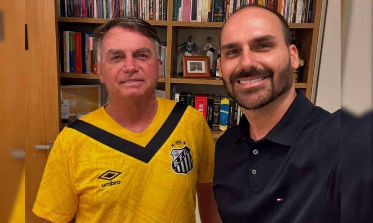 O presidente Jair Bolsonaro (PL) compartilhou a notícia sem comentar; seu filho, o deputado Eduardo Bolsonaro (dir., PL-RJ), disse que esse é o início de uma revisão histórica -  (crédito: Divulgação/Instagram)