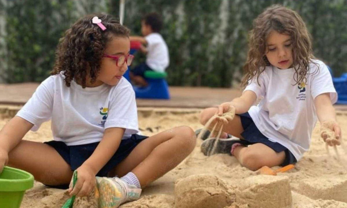 Brincadeiras simples e acessíveis garantem momentos de diversão e aprendizado em família, criando memórias que serão levadas para toda a vida -  (crédito: Divulgação/Brazilian International School)