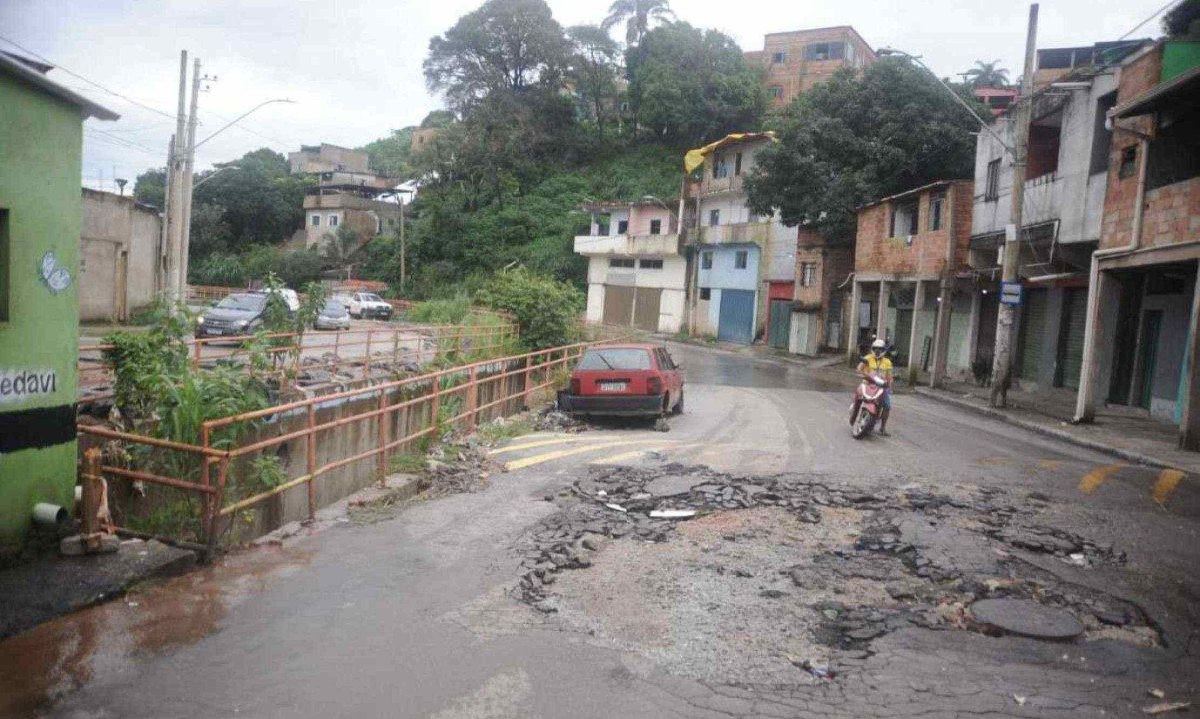 Enchente de córrego no Bairro Palmares provocou estragos nas ruas da região