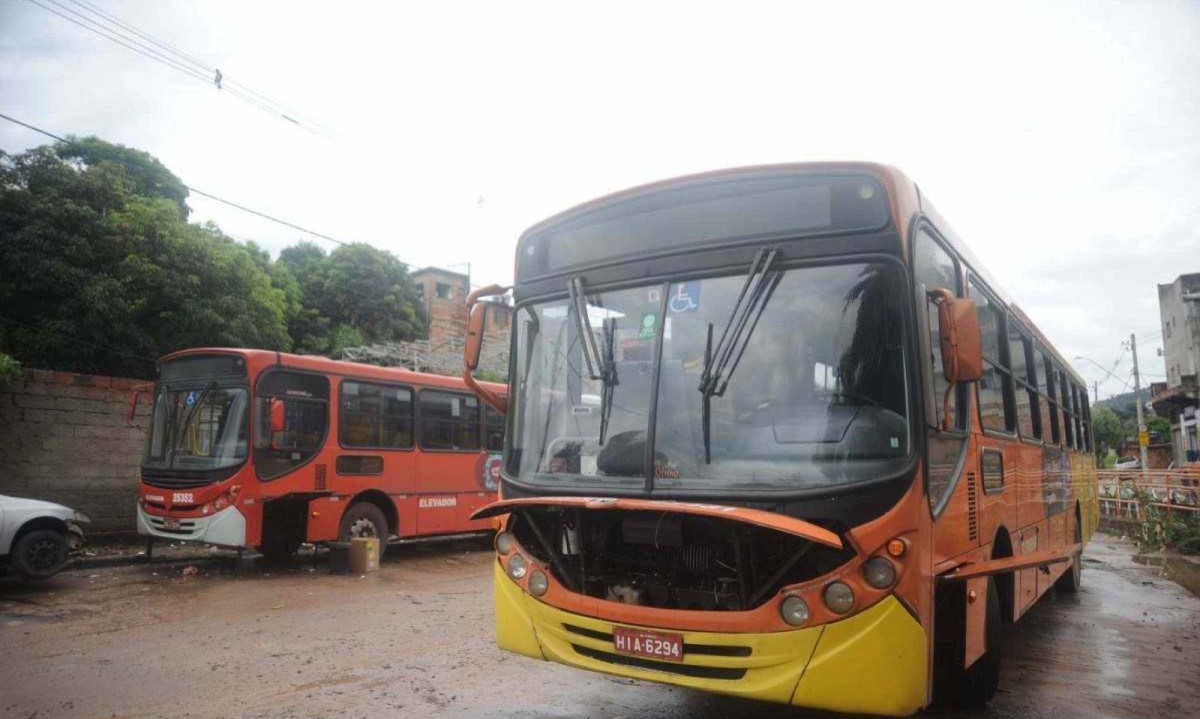 Água da enchente chegou na altura dos bancos de quatro ônibus no ponto final do Bairro Palmares e os coletivos tiveram calço hidráulico - e precisaram ser recolhidos para a garagem