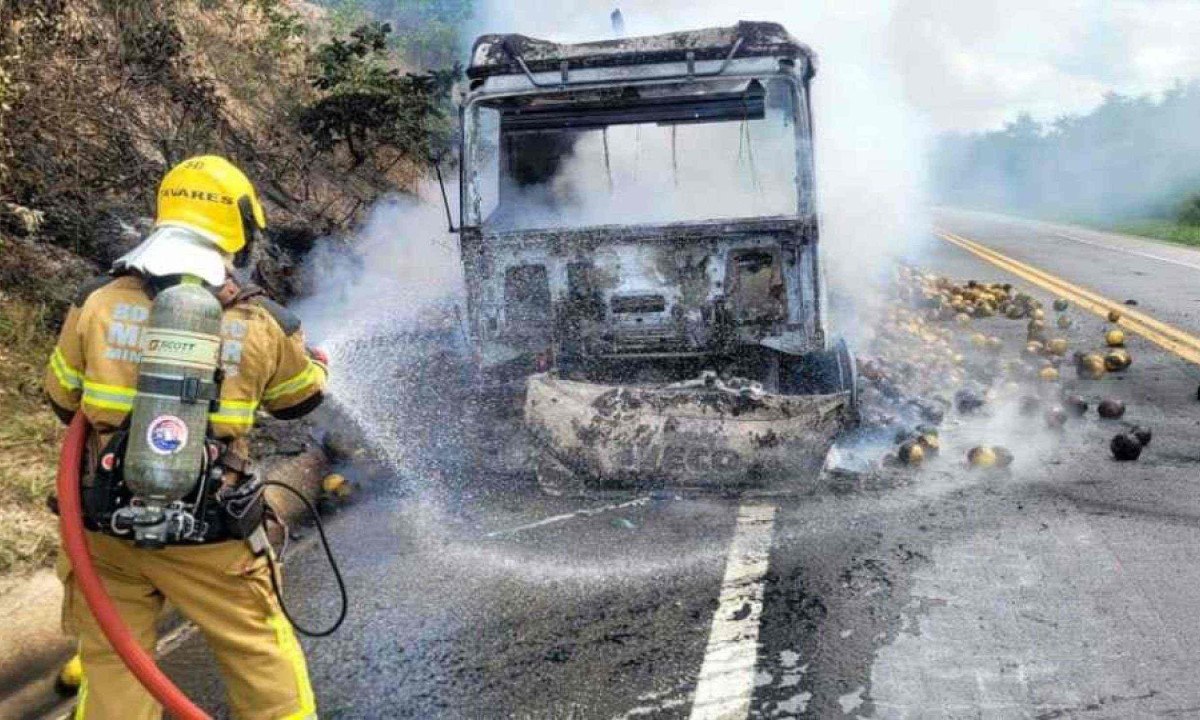 Pol&iacute;cia Rodovi&aacute;ria Federal (PRF) esteve presente, colaborando com a evacua&ccedil;&atilde;o da &aacute;rea  -  (crédito: CBMMG)