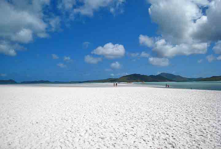 Praia de Whitehaven – Whitsundays, Austrália - Apresenta areia extremamente branca e fina composta quase exclusivamente por sílica. A água cristalina cria uma paisagem paradisíaca.