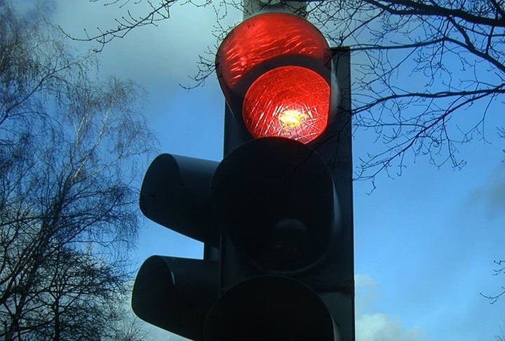 E o vermelho continuaria com a função de alertar o motorista a parar. O vermelho já é consagrado mundialmente como um sinal de veto ou paralisação. 