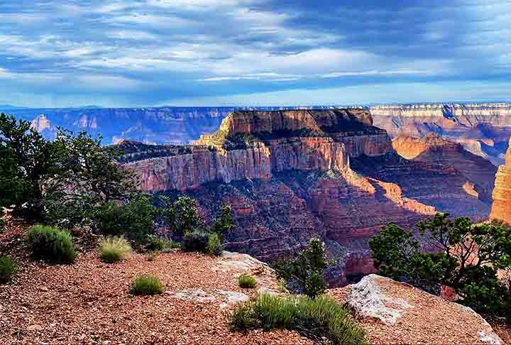 O Grand Canyon também é um laboratório natural para geólogos e paleontólogos, que estudam as rochas e fósseis encontrados no local para desvendar a história da Terra. 