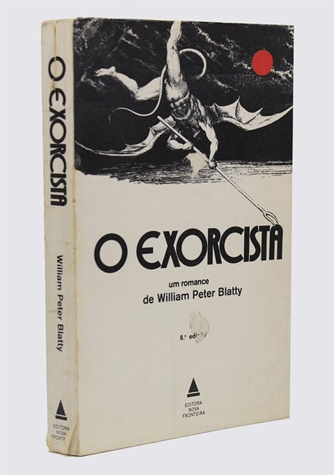 4º lugar: “O Exorcista” – O terror, escrito por William Peter Blatty, acompanha a saga de um padre que busca expulsar um espírito maligno que assombra a vida da jovem Regan MacNeil.