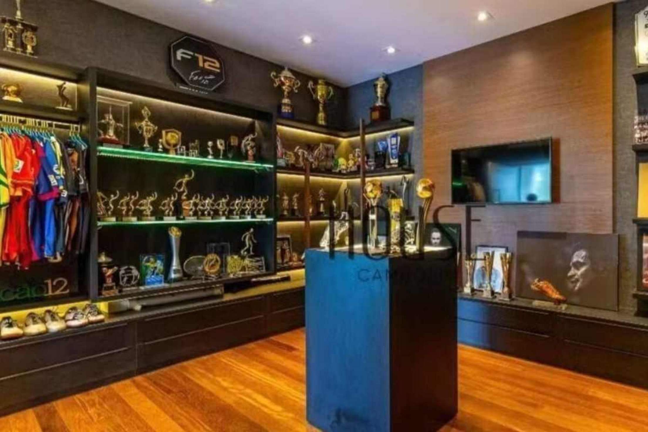 A mansão ainda abriga a sala de troféus de Falcão 