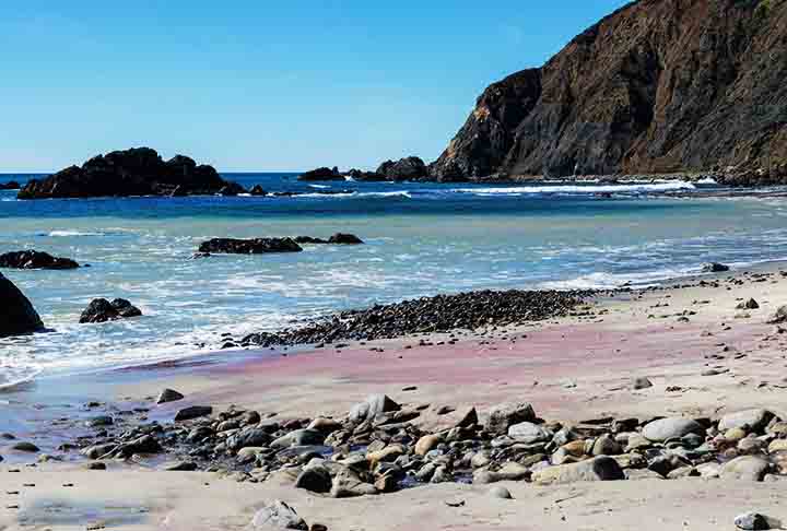 Praia de Pfeiffer – Big Sur, Califórnia, EUA - A areia roxa dessa praia é causada pela erosão de manganês e granito nas montanhas próximas, criando um tom violeta suave na costa