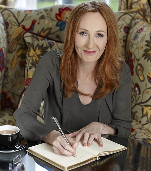 Ainda na infância, Joanne era a autora das histórias que lia para sua irmã mais nova, Diane. Seu primeiro livro de ficção foi produzido quando tinha seis anos, 