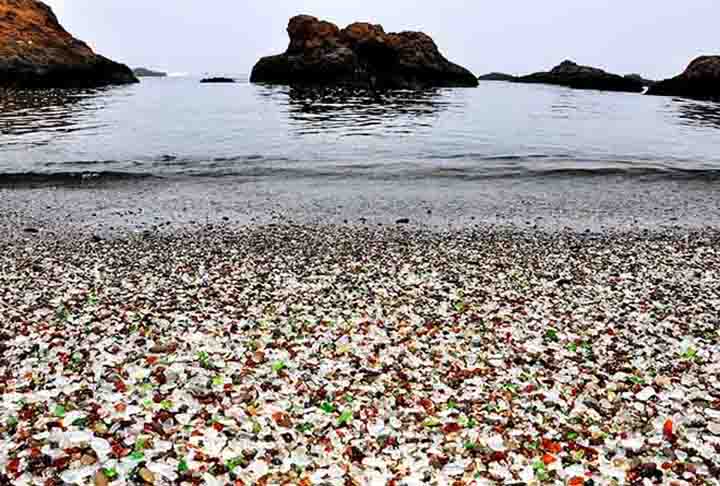 Praia de Glass Beach – Fort Bragg, Califórnia, EUA - Destaque pelas 