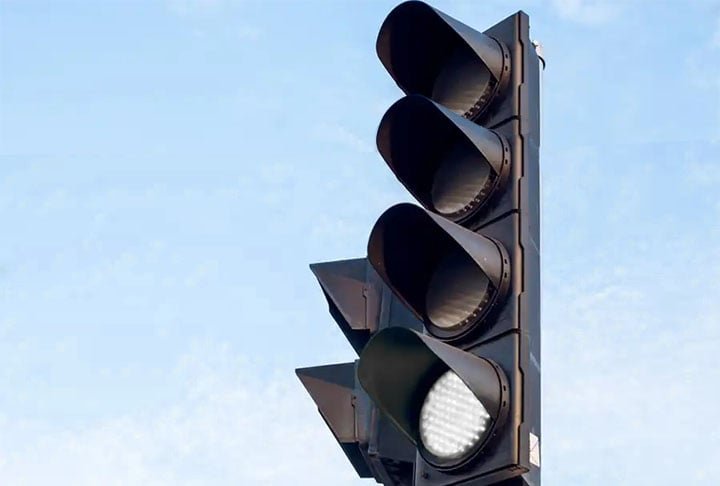 Assim, todo motorista humano presente naquele alcance seria informado pela luz branca: PARE se ela apagar, CONTINUE se estiver acesa.