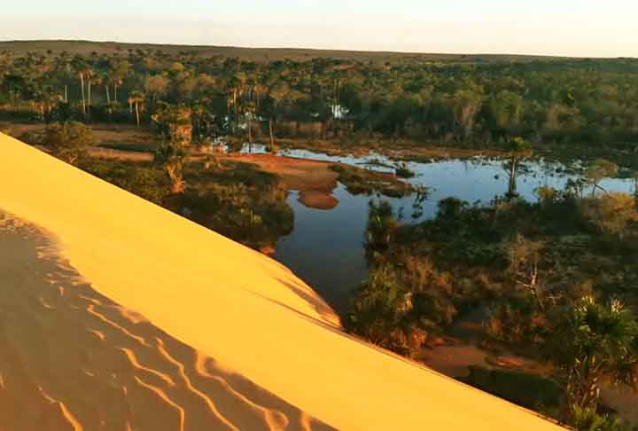 Praia do Carneiro – Mateiros, Tocantins - No Jalapão, destaca-se por suas areias douradas, típicas das dunas e formações de quartzito da região. O cenário é complementado por rios de águas cristalinas e vegetação do Cerrado.