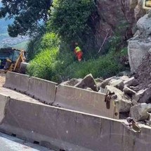 Local interditado fica no KM 919 da Fernão Dias, no sentido Belo Horizonte, em Camanducaia -  (crédito: Redes sociais/Reprodução)