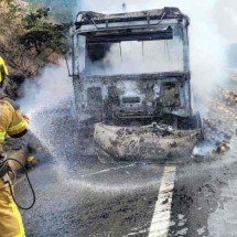 MG: caminhão com carga de melões pega fogo e interdita BR-251 - CBMMG