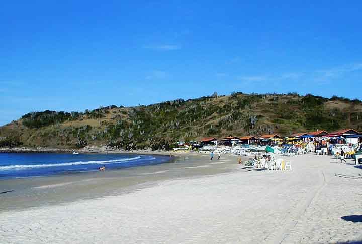 Praia de Peró – Cabo Frio, Rio de Janeiro  - Sua areia branca e fina, extremamente limpa, é frequentemente destacada por sua textura macia. A praia faz parte de uma área de preservação ambiental.
