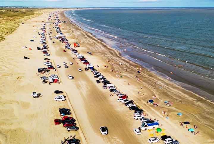 Praia do Cassino – Rio Grande, Rio Grande do Sul - Com areias de tonalidade clara, a praia é conhecida por sua extensão (a maior do mundo) e pelos bancos de areia formados ao longo da costa. Ideal para esportes como kitesurf e sandboard.