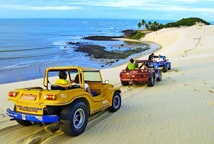 Praia de Genipabu – Extremoz, Rio Grande do Norte - Rodeada por dunas de areia fina e amarelada, é famosa pelo 