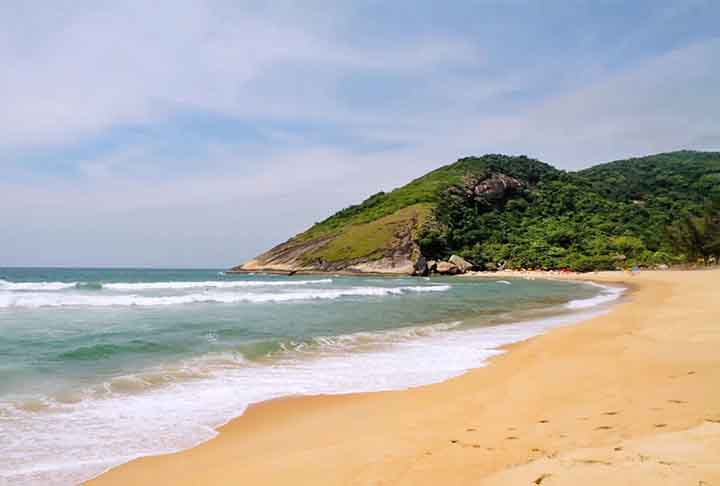 Praia de Grumari – Rio de Janeiro, Rio de Janeiro - Em área de proteção ambiental, sua areia é fina, de coloração clara, e rica em minerais provenientes das formações rochosas da região. O local é um refúgio de natureza preservada.