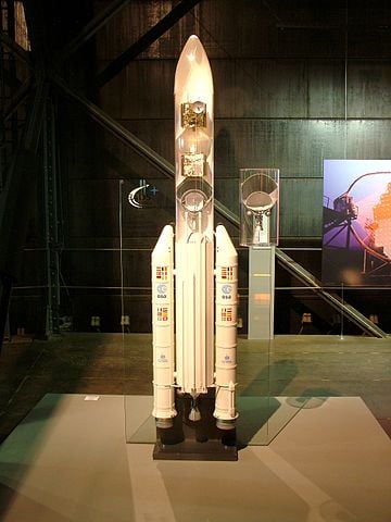 Um dos nós: como colocar 18 grandes espelhos telescópicos no foguete mais moderno da época (no caso o Ariane 5, inaugurado em 1996). O jeitinho: painéis dobráveis que entrassem nos cinco metros do bico do foguete (foto). É dali que o telescópio teria que ser ejetado quando estivesse em órbita.
