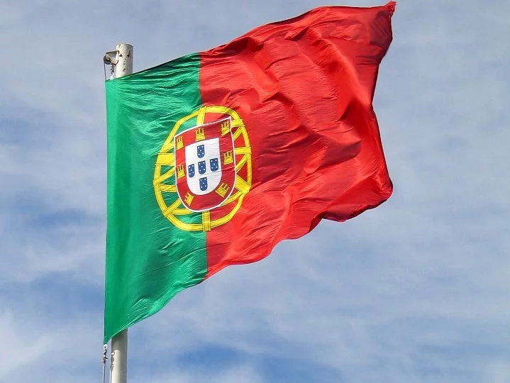 O Parlamento de Portugal aprovou alterações na Lei de Estrangeiros. Dessa forma, tais mudanças podem simplificar o processo de residência para brasileiros em território português. -  (crédito: domínio público)