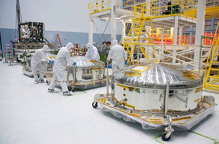 Outro nó: diferentemente do Hubble, que deu problema após o lançamento e a Nasa enviou astronautas para o conserto, o James Webb não poderia sofrer manutenção humana, pela distância. O jeito foi realizar milhares de testes. Não poderia haver erro algum no lançamento e nos equipamentos.