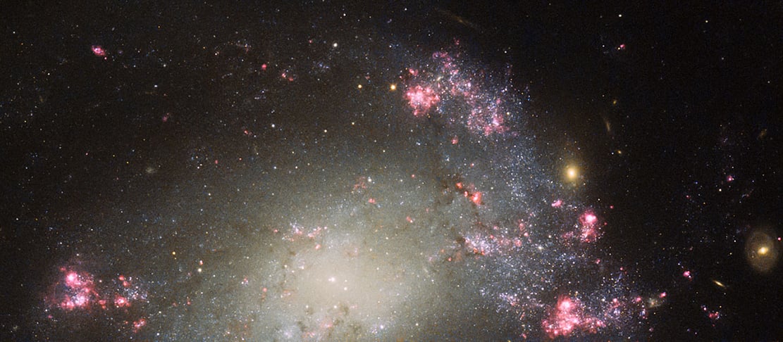  As lentes do telescópio foram projetadas para verem a luz muito mais longe, ou seja, o passado. Quando você vê uma estrela, está observando uma iluminação projetada há milhares ou milhões de anos. Talvez a estrela nem exista mais. O Webb pode ver de onde vem a luz muito antes de ela chegar aos nossos olhos.