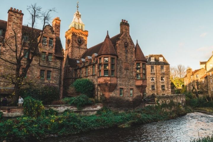 O casal se separou em 1993 e com sua filha ainda bebê, ela foi para Edimburgo, na Escócia, onde morava sua irmã. Nesse período, como estava desempregada, buscou ajuda social.