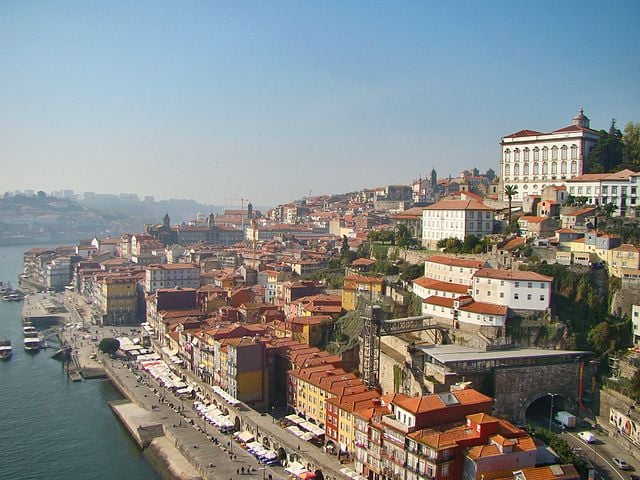 Em 1991, um anúncio no The Guardian para lecionar inglês na cidade do Porto, em Portugal, chamou sua atenção. Ela pediu demissão da função de pesquisadora e foi morar na cidade portuguesa.