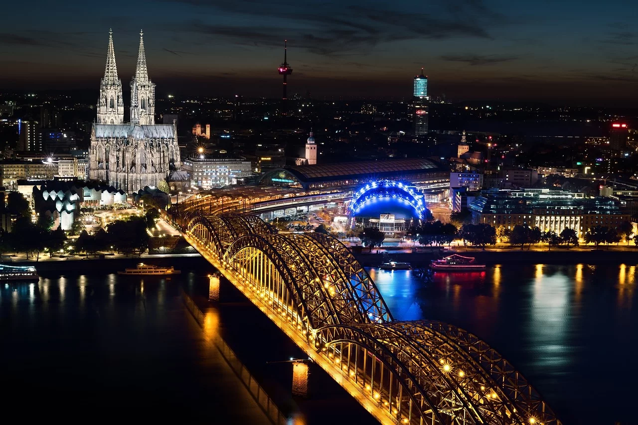 No dia 15 de outubro de 1880, a cidade inaugurou sua imponente catedral, que viria a se tornar uma das principais atrações do país. Um monumento de arquitetura gótica que extrapola os limites da religião. 