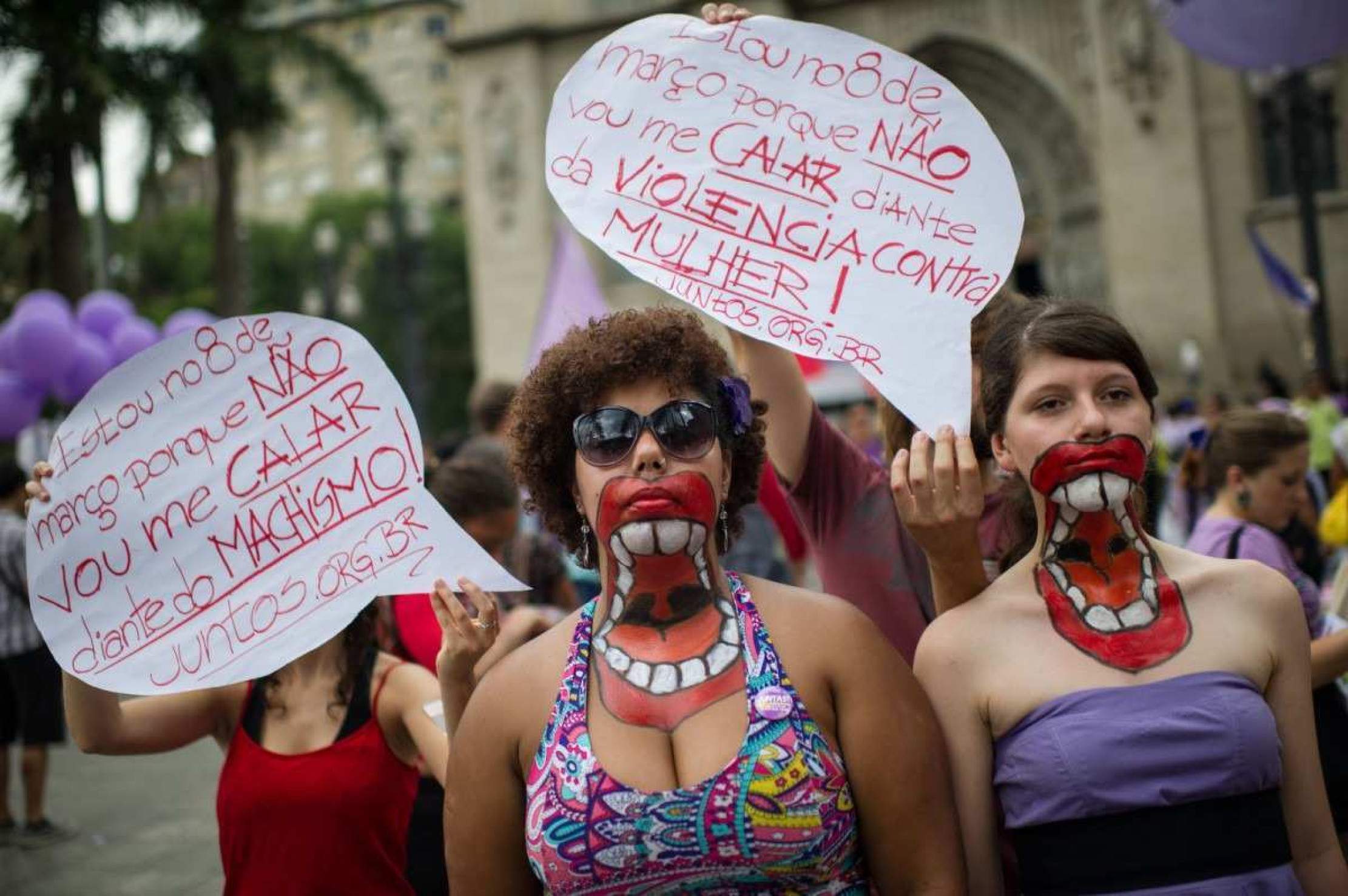  Mulheres fazem protesto na rua em São Paulo, no Dia Internacional da Mulher