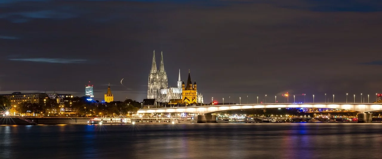 A catedral recebeu a pedra fundamental em 15 de agosto de 1248, ainda durante a Idade Média, e fica situada às margens do Rio Reno. E foi sendo erguida como um importante espaço religioso que também tornou-se turístico.
