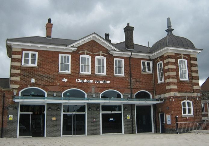 A história de Harry Potter surgiu durante uma viagem de trem de Manchester para Londres, mas ela não tinha como anotar. Quando chegou à estação de Clapham Junction (foto), na capital britânica, começou a fazer as anotações.