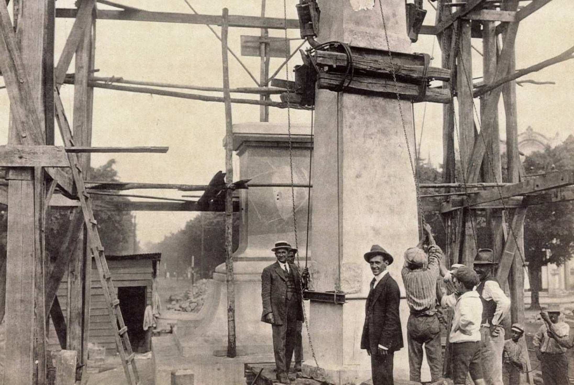 Montagem do obelisco na Praça Sete em 1924: monumento foi doado por Betim