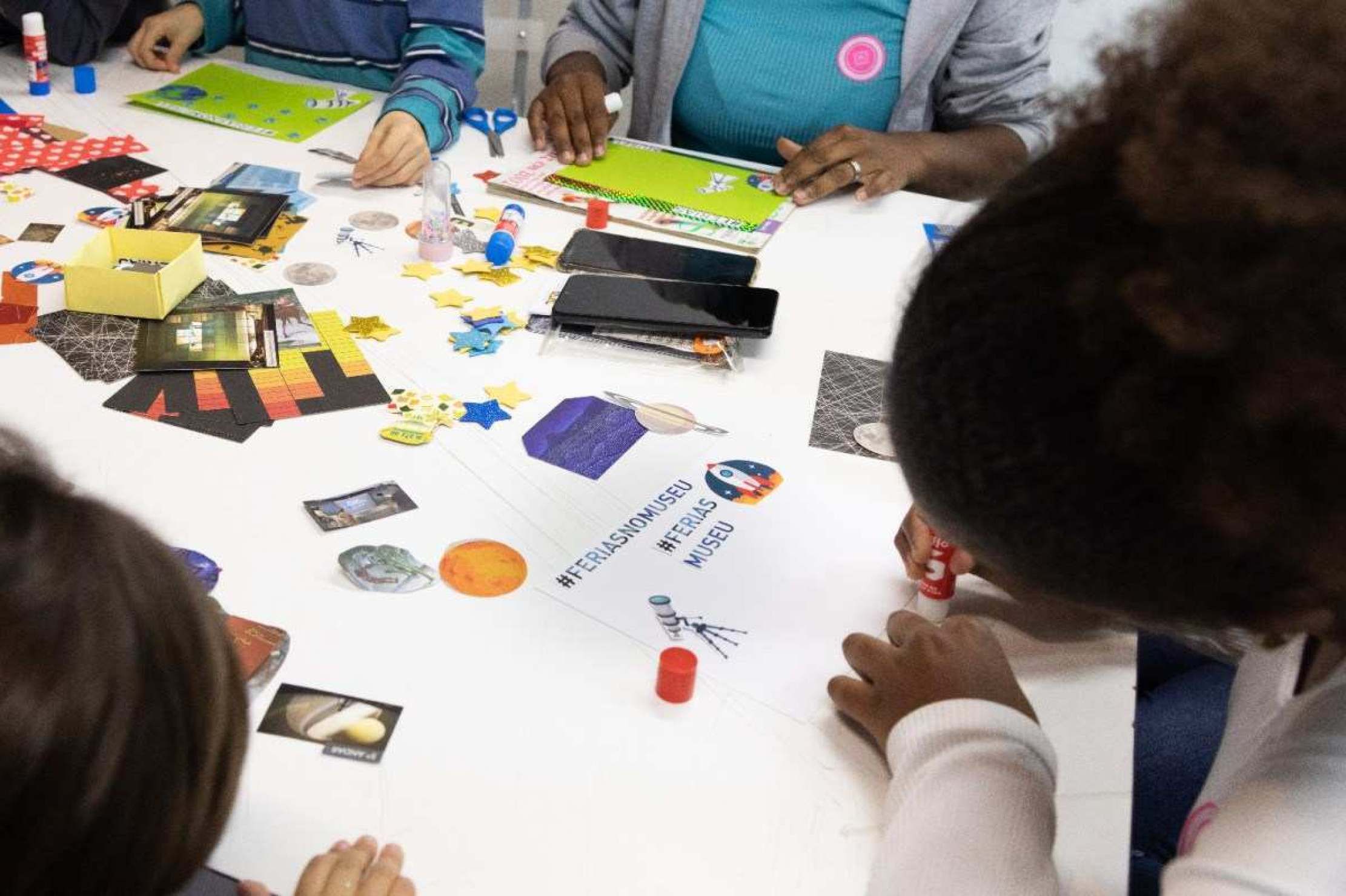 Crianças criam colagens e desenham durante oficina no Espaço do Conhecimento UFMG 