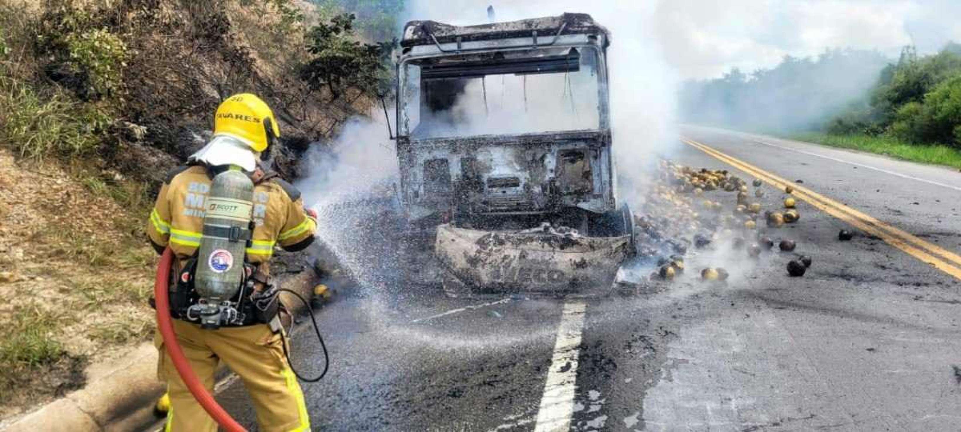 MG: caminhão com carga de melões pega fogo e interdita BR-251