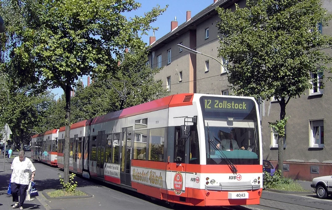 O transporte público de Colônia é formado por redes de ônibus e trens, que servem toda a cidade. No entanto, no centro é possível circular facilmente a pé. 
