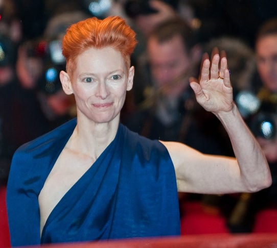 Fora das telas, Tilda é uma figura cultural distinta. Seu estilo único e andrógino fez dela um ícone da moda, frequentemente colaborando com marcas de luxo e designers renomados. 