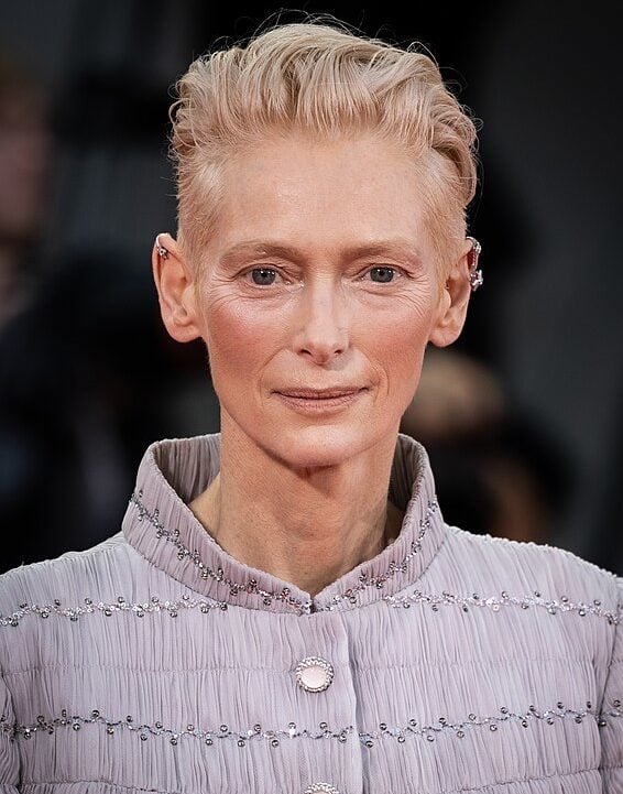 Conhecida por papéis peculiares e estilo andrógeno, Tilda Swinton nasceu em 5 de novembro de 1960, em Londres, Inglaterra.