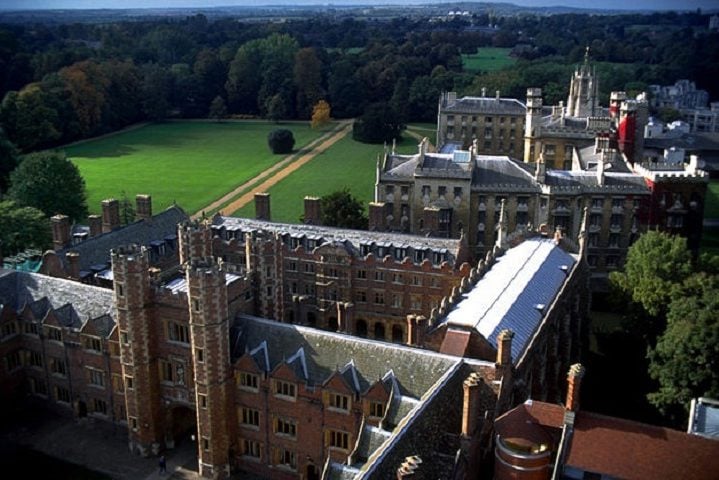 Katherine Matilda Swinton (seu nome de batismo) vem de uma família aristocrática escocesa e estudou em instituições renomadas, incluindo a Universidade de Cambridge, onde se formou em Ciências Políticas e Sociais. 