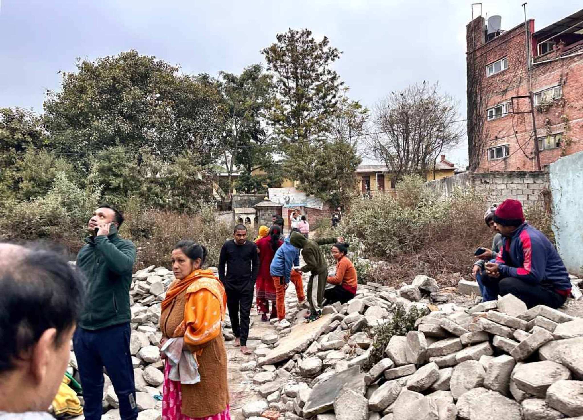 Terremoto no Tibet chinês deixa oa menos 100 mortos Pessoas em meio aos destroços do terremoto no Tibet chinês