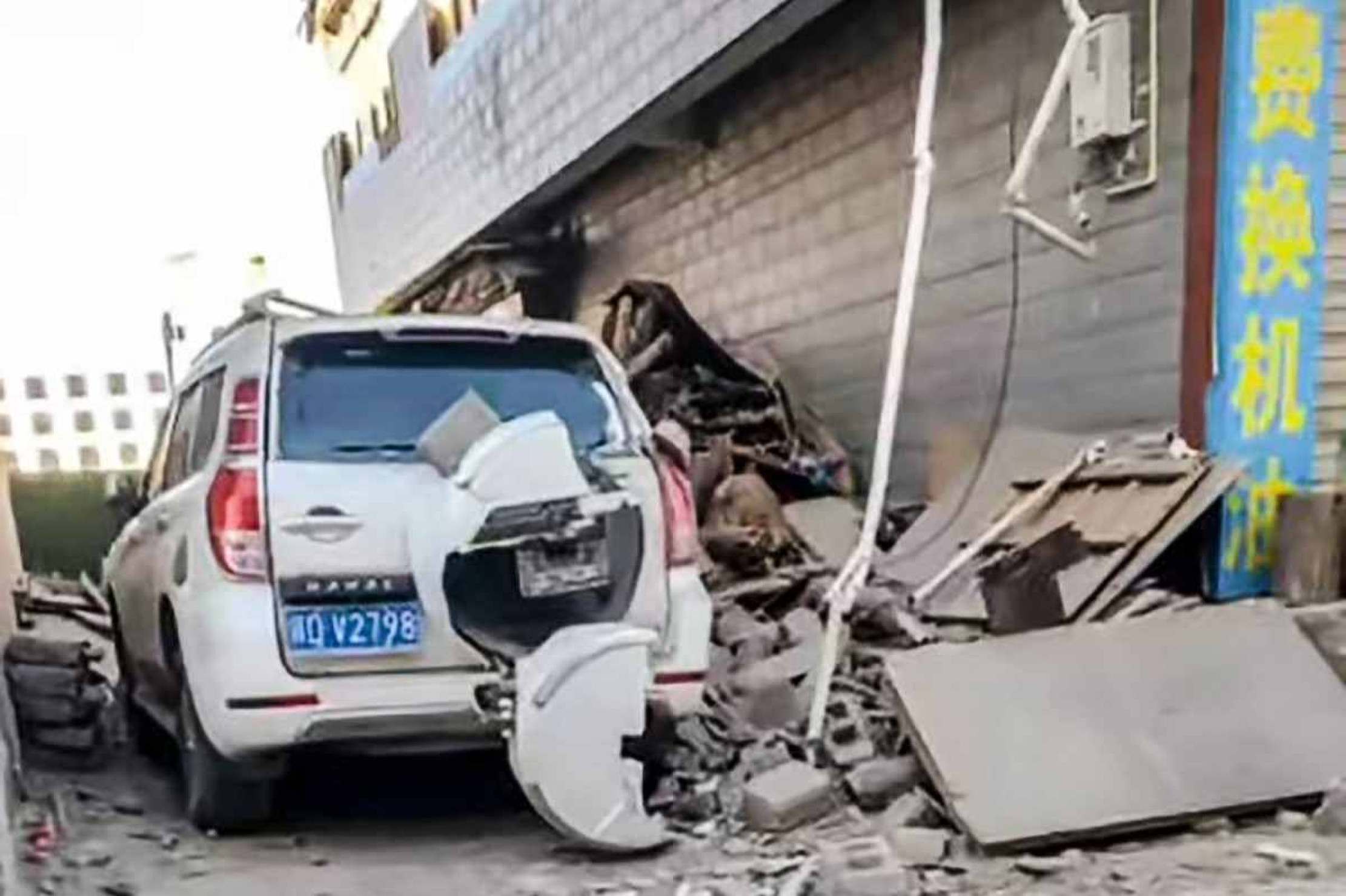 Terremoto no Tibet chinês Carro destruído pelos destroços de terremoto intenso no Tibet chinês