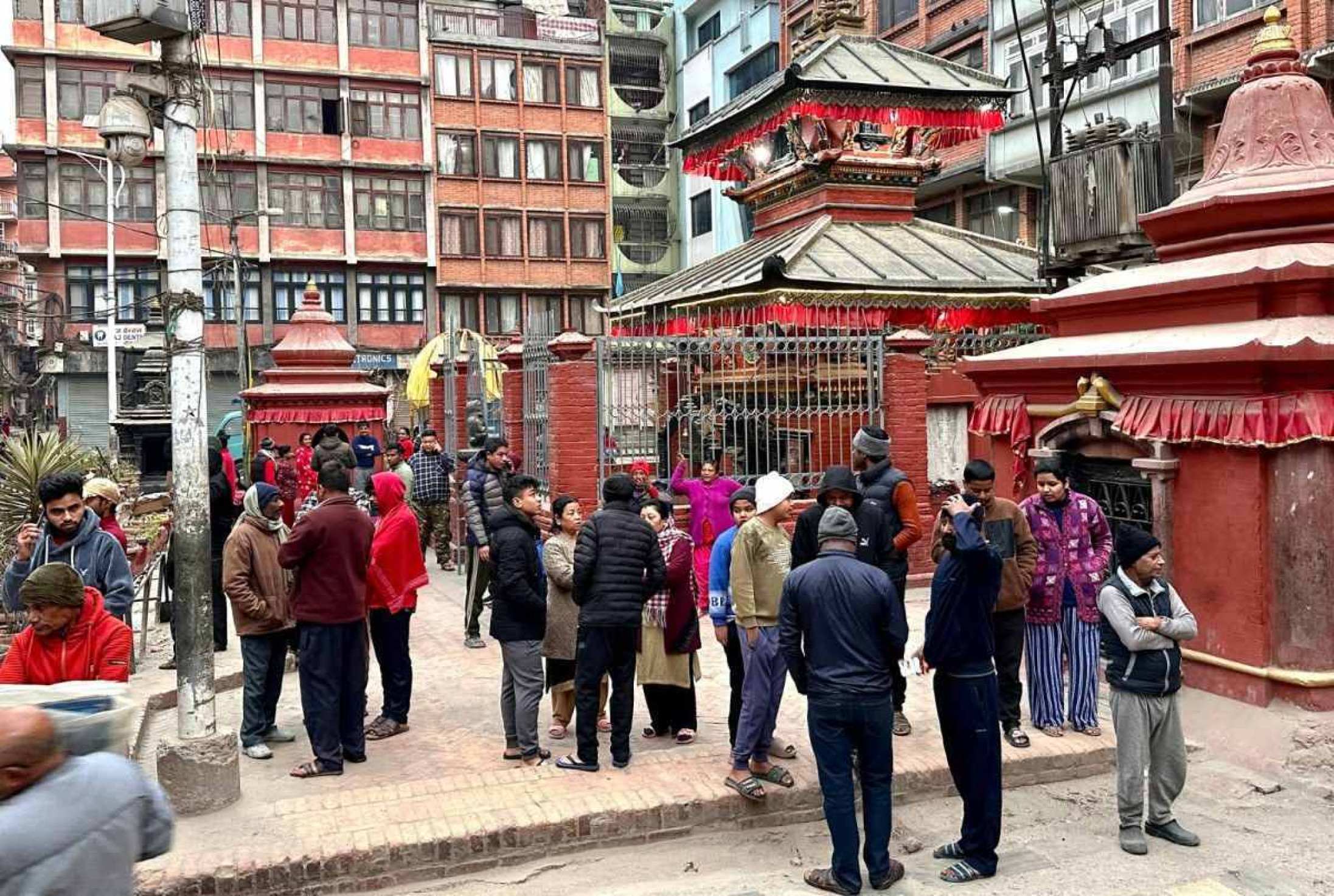 Terremoto intenso no Tibet chinês População fora das casas depois de terremoto intenso no Tibet chinês