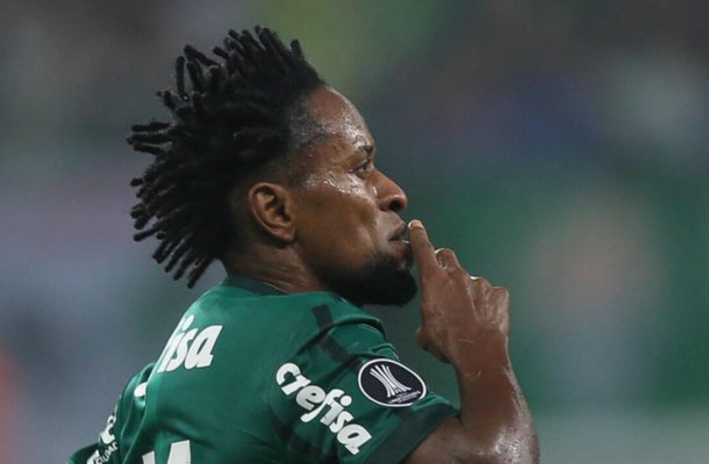 Zé Roberto impressiona por físico em treino com Raphael Veiga