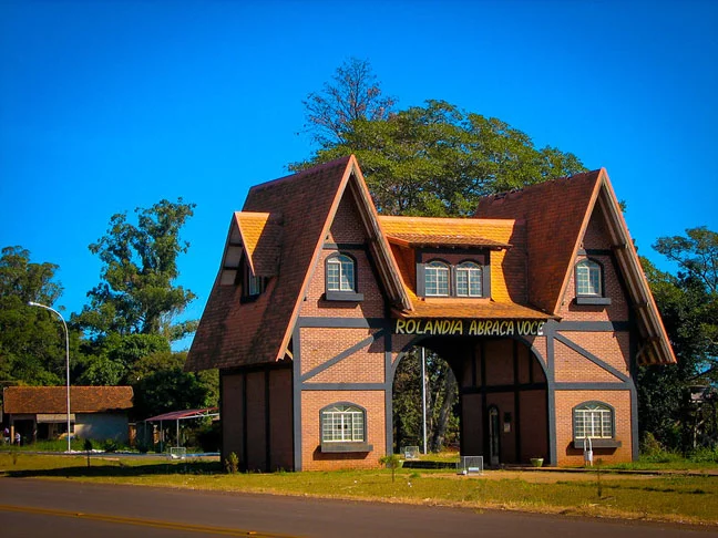 Rolândia (Paraná) -Cidade com 67.300 habitantes numa área de 459  km2, a 750m de altitude e  399 km da capital Curitiba