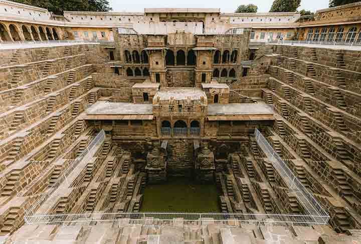 Chand Baori, Abhaneri, Índia: Este poço-escada possui cerca de 3.500 degraus simétricos em 13 níveis. Criado no século IX, é acessível por turistas e mostra a engenhosidade indiana em captação de água no deserto.
