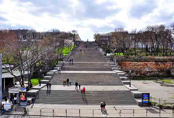 Escadaria Potemkin, Odessa, UcrÃ¢nia: Com 192 degraus, ela foi construÃ­da em 1837 como entrada monumental para Odessa. Acessada por pedestres, Ã© importante para o cenÃ¡rio cinematogrÃ¡fico e como marco arquitetÃŽnico da cidade.
